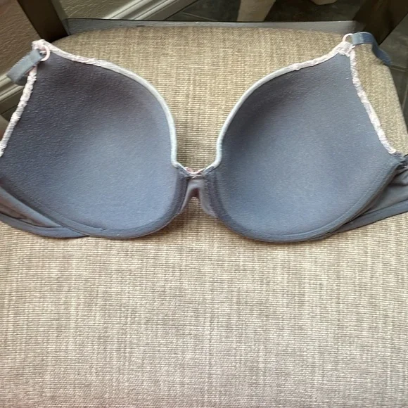 36D Victoria’s Secret LINED PERFECT COVERAGE bra. - Picture 4 of 7